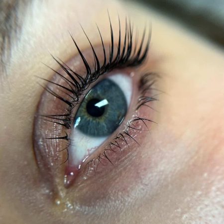 Postopek lash lift in barvanja naravnih trepalnic, ki so privihane in poudarjene.
